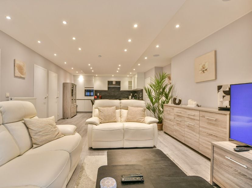 Dit prachtige appartement, gelegen in het hartje van Blankenberge, combineert hedendaags comfort met een uitstekende ligging. Ideaal voor wie op zoek