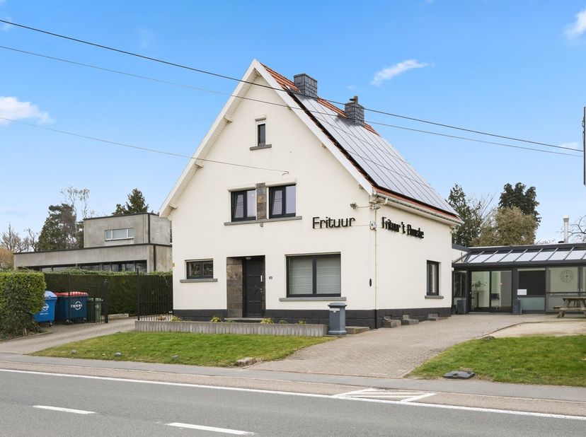 Op de Tiensesteenweg 69 te Bunsbeek bevindt zich deze instapklare eigendom die wonen en werken perfect combineert. De woning beschikt over een inkomha