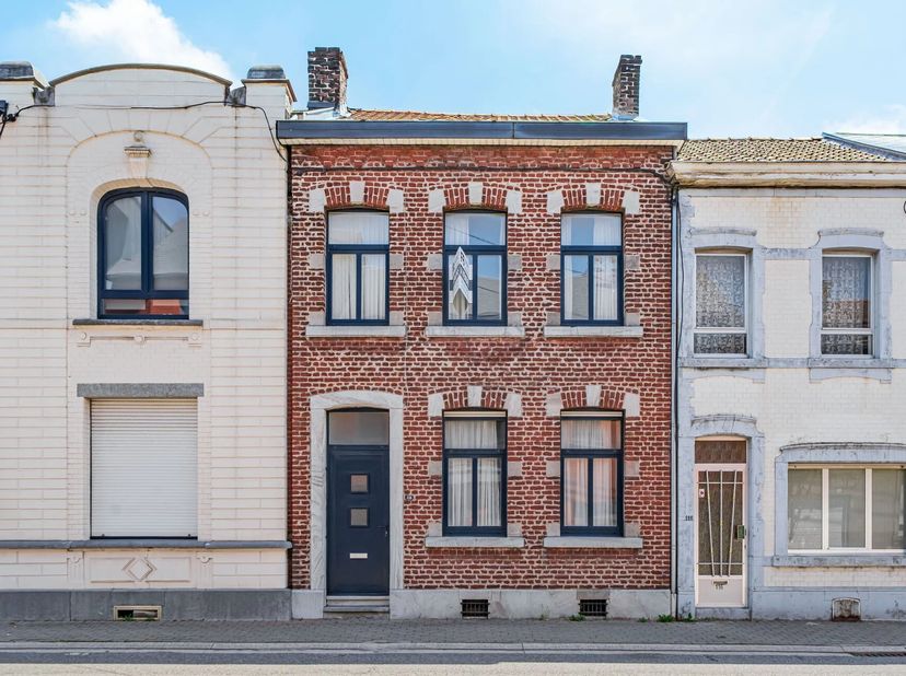 Renseignements au 0478/62.24.52 - B. Jacquemin (IPI 515531). EBIMMO vous présente à la vente cette maison 2 façades idéalement située à Liers, à proxi