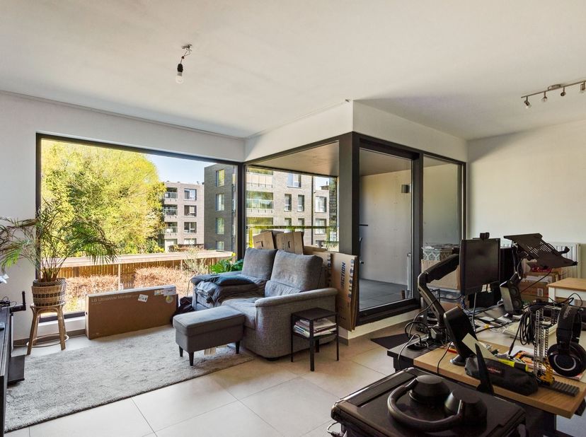 Ligging: Dit recente appartement is gelegen in de Hollebeekstraat in Hoboken, een rustige en aangename buurt met een goede bereikbaarheid naar het cen