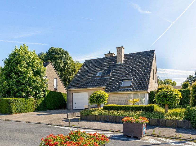 3 slaapkamers, bureau, garage, veel licht en een mooie tuin <br />
Deze uitstekend onderhouden open bebouwing is gelegen op een rustige locatie en com