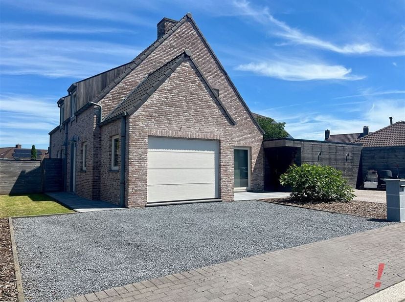 Alleenstaande villa op een mooi perceel van 562 m2. <br />
Dit pand omvat een inkomhal met gastentoilet, ruime lichtrijke woonkamer met eet-en zithoek