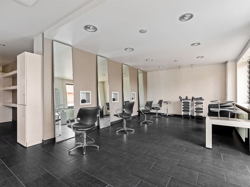 Veelzijdig eigendom met handelsruimte, studio en tal van mogelijkheden in Geetbets<br />
Bent u op zoek naar een eigendom waar wonen en werken perfect