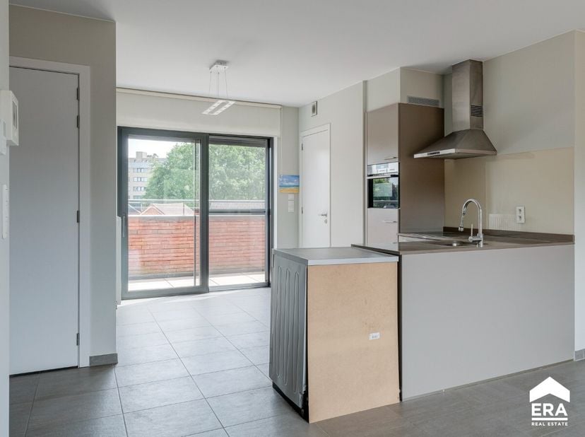 Deze full-service flat met 1 slaapkamer, terras en kelderberging kent een goede ligging aan de stadsrand en vlak tegen het "Franse Bos". Het maakt dee