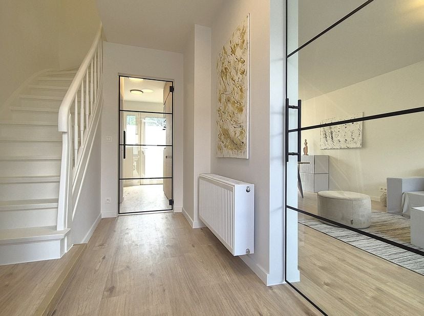 Ontdek deze volledig gerenoveerde en energiezuinige (EPC B-label) woning, rustig en kindvriendelijk gelegen in straat met weinig doorgaand verkeer.<br