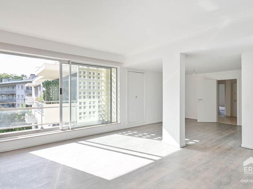 Twee-slaapkamerappartement te koop, gelegen in een groene en rustige omgeving. Achterin gelegen en verscholen tussen de bomen, zal dit volledig gereno