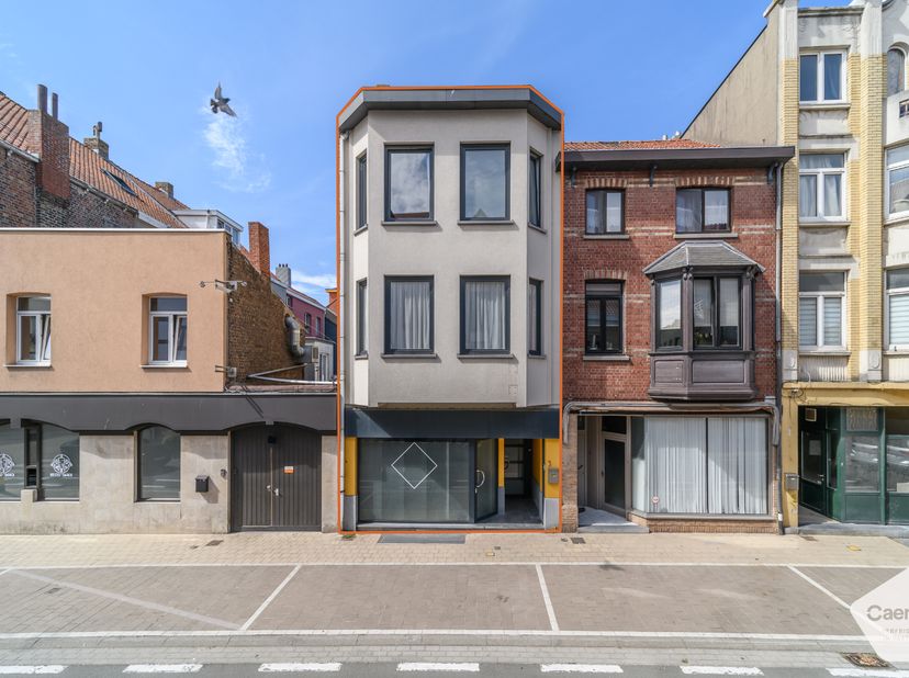 Située en plein centre de La Panne, cette spacieuse propriété à rafraîchir se compose d’un espace commercial au rez-de-chaussée et d’un vaste logement