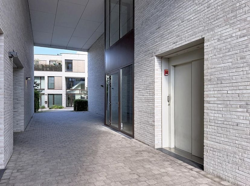Dit appartement is gelegen in een modern complex van 2019 op de 3de verdieping.<br />
De ligging is zeer gunstig tov het centrum en de ring.<br />
Er
