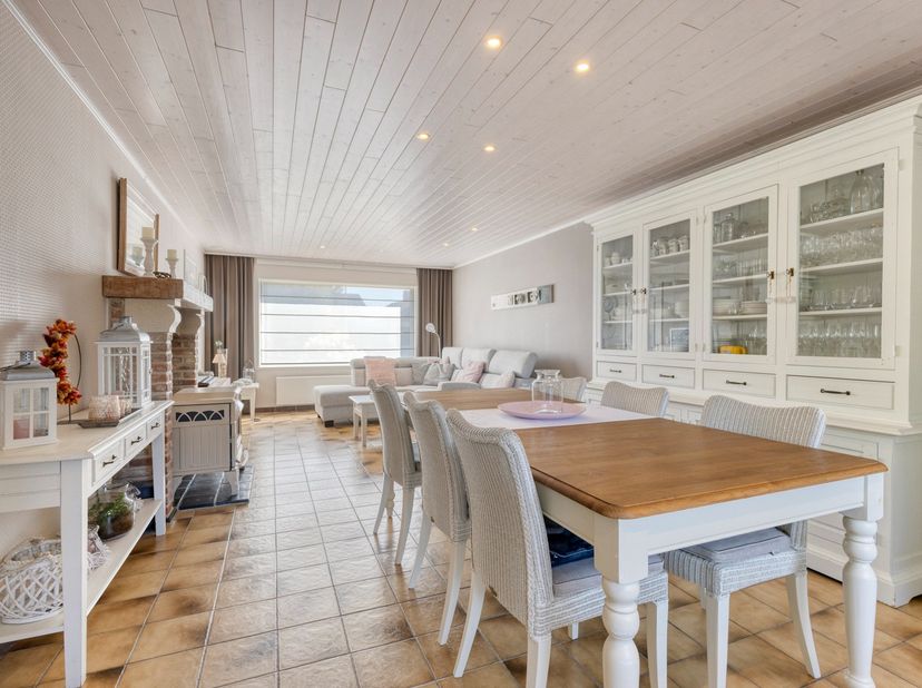 Bent u op zoek naar een woning waar ruimte, comfort en een verzorgde afwerking samenkomen? Dan is deze extreem verzorgde gezinswoning beslist een bezo