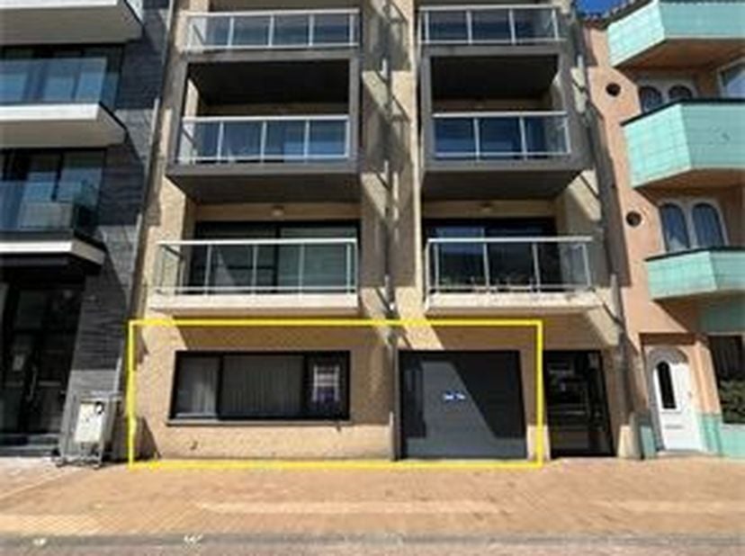 Ce spacieux appartement de 89 m² situé à Cyriel De Groottelaan 3 à Middelkerke offre un cadre de vie lumineux grâce à son orientation sud et à ses gra