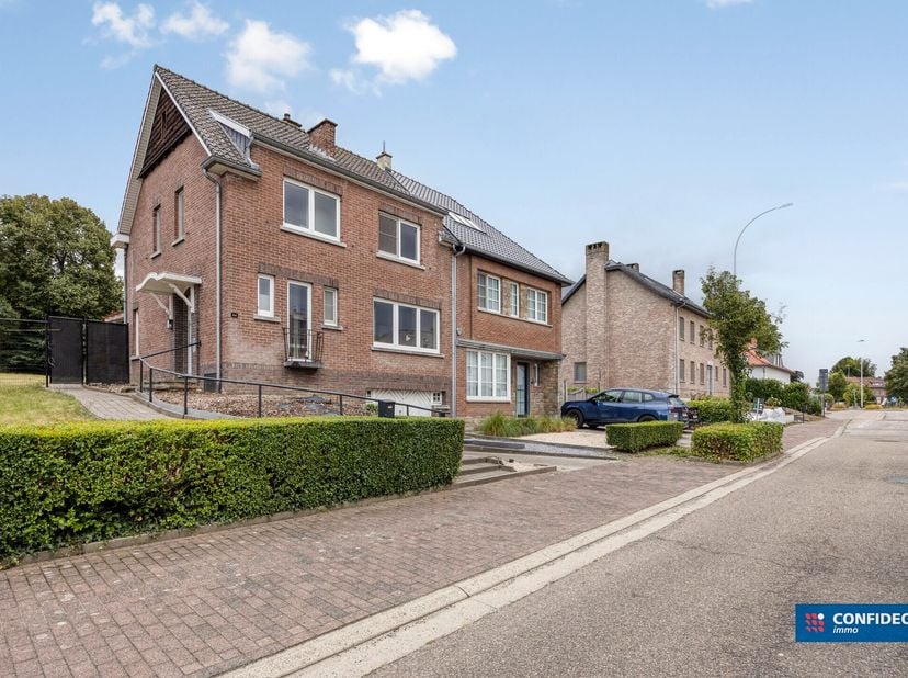 Op een uitstekende ligging, op korte afstand van de Grote Markt van Tongeren, winkels, scholen en tal van voorzieningen, vinden we deze mooie, volledi