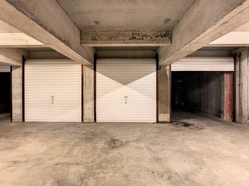 Vlot te bereiken, ondergrondse garagebox te koop gelegen te Oudstrijdersplein 9, centrum Middelkerke in de residentie "'T Pleintje".<br />
<br />
Afme