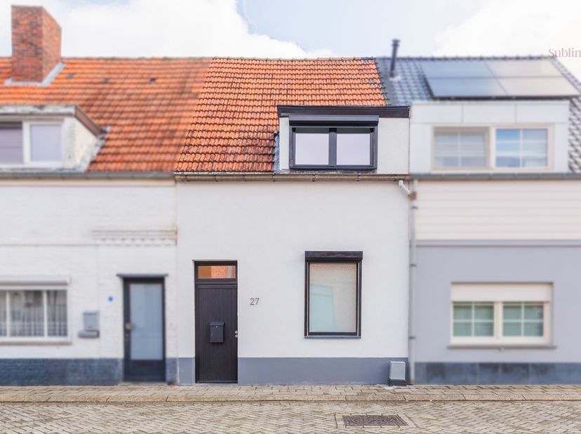 Op zoek naar een instapklare woning of een interessante vastgoedinvestering op een centrale locatie in Mol?<br />
Deze charmante woning in de Zonnestr