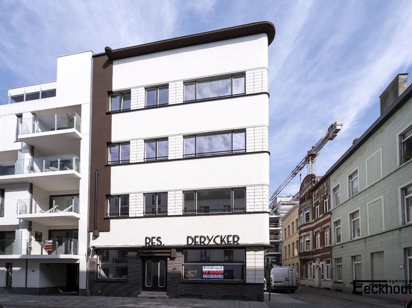 Dit volledig gerenoveerd, luxueus afgewerkt appartement bevindt zich in een standingvol erfgoedpand met prachtige gevel in modernistische stijl. Het a