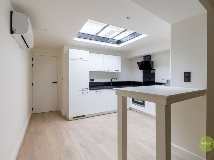 *** IN OPTIE ***<br />
<br />
Gerenoveerde woning met twee slaapkamers en garage in Mol<br />
<br />
Welkom in deze volledig gerenoveerde woning t