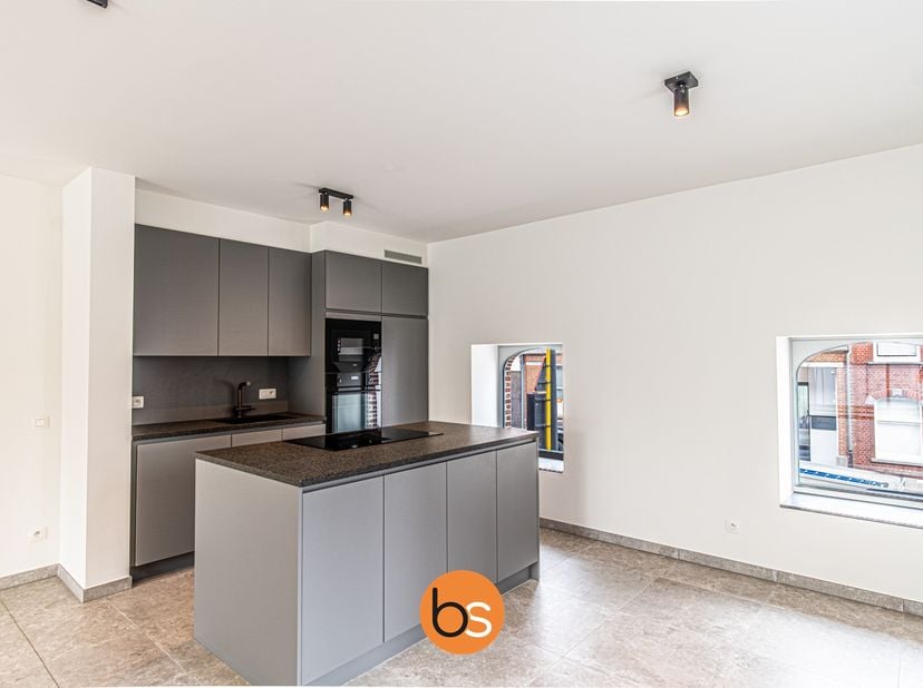 Ontdek dit prachtig afgewerkt appartement van maar liefst 122 m², ideaal gelegen in het centrum van Beselare.<br />
Dit moderne appartement combineert