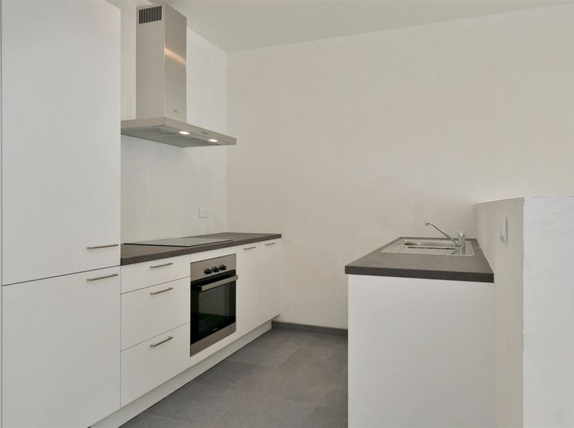 PRACHTIG APPARTEMENT MET 2 SLKS, TERRAS + PARKING <br />
<br />
In het centrum van La Louvière treffen wij dit prachtig appartement aan. In de direc