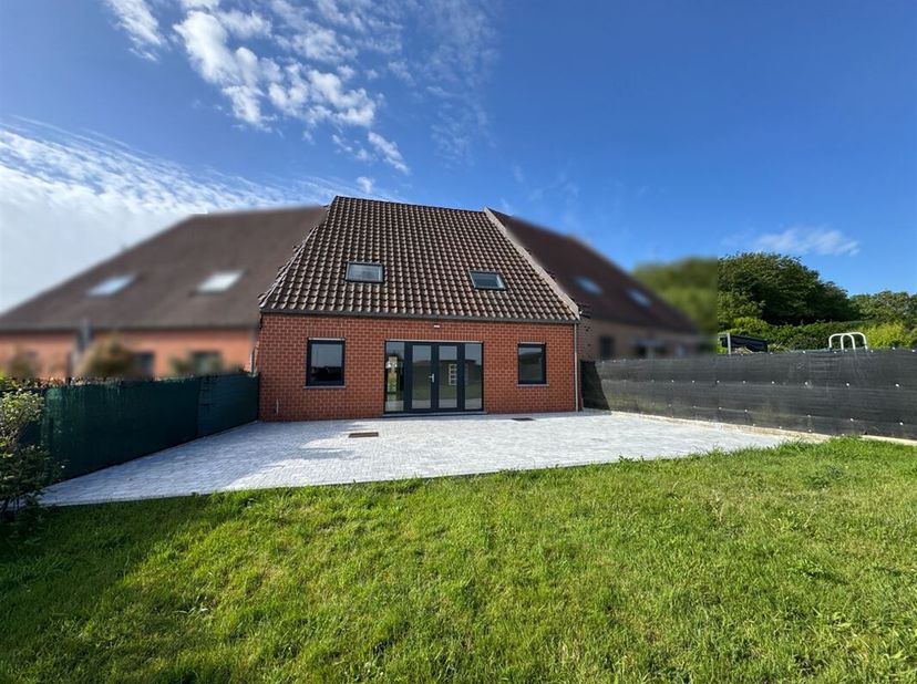 Schitterend huis met 3 slaapkamers, garage, terras en omheinde tuin; gelegen in een rustige woonwijk van Blaton.<br />
De woning bestaat op de begane