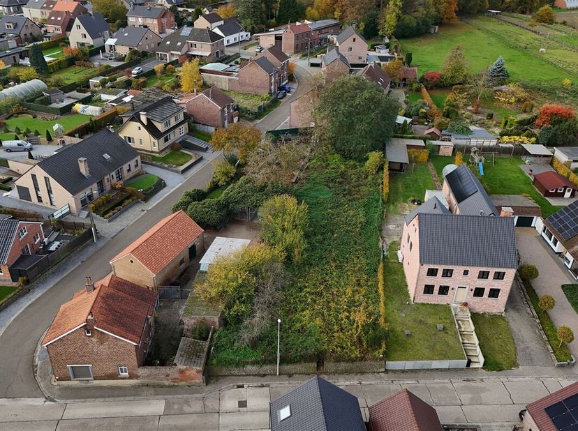 Gunstig gelegen knap perceel van 11a 88ca in groene omgeving<br />
Omgeving:<br />
+ Gelegen in een rustige, residentiële straat<br />
+ Centrale ligg