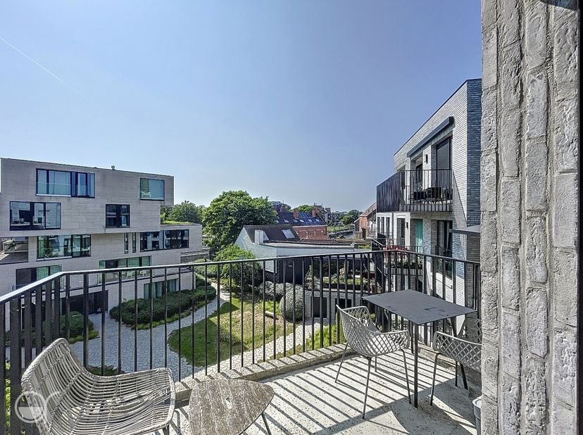 Dit stijlvolle appartement, gebouwd in 2019, bevindt zich op de derde en tevens bovenste verdieping van residentie Bords de Lys. Met een bewoonbare op