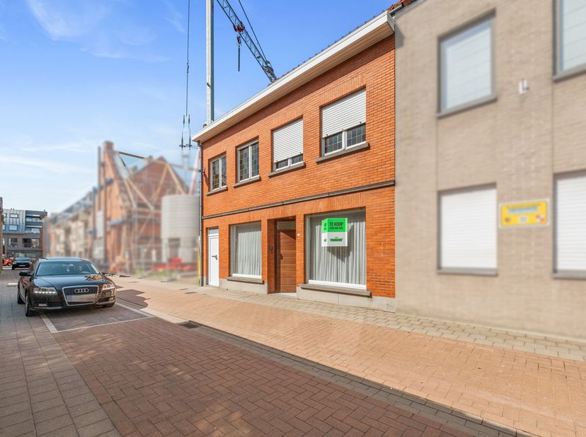 Ontdek deze ruime 4-slaapkamer woning met tal van praktische ruimte en lichtinval in het hart van Ruddervoorde. Omgeven door oude sites van waardevoll