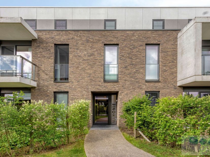 Recent gelijkvloers appartement, daterend uit 2019, van 92 m²&amp;nbsp;met hoogwaardige afwerking, unieke buitenbeleving en ruime garage op wandelafstand