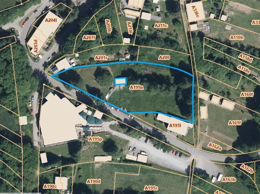 Grijp deze zeldzame kans! Eén van de laatste bouwgronden te koop in het pittoreske Vresse-sur-Semois, met een oppervlakte van 1503 m². Gelegen in het