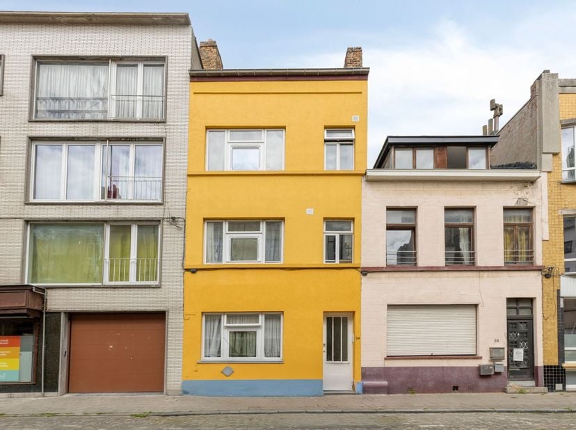Gerenoveerd gebouw met 3 conforme en gekeurde appartementen nabij het centrum van Oostende. Bestaande uit een gelijkvloers appartement met 1 slaapkame