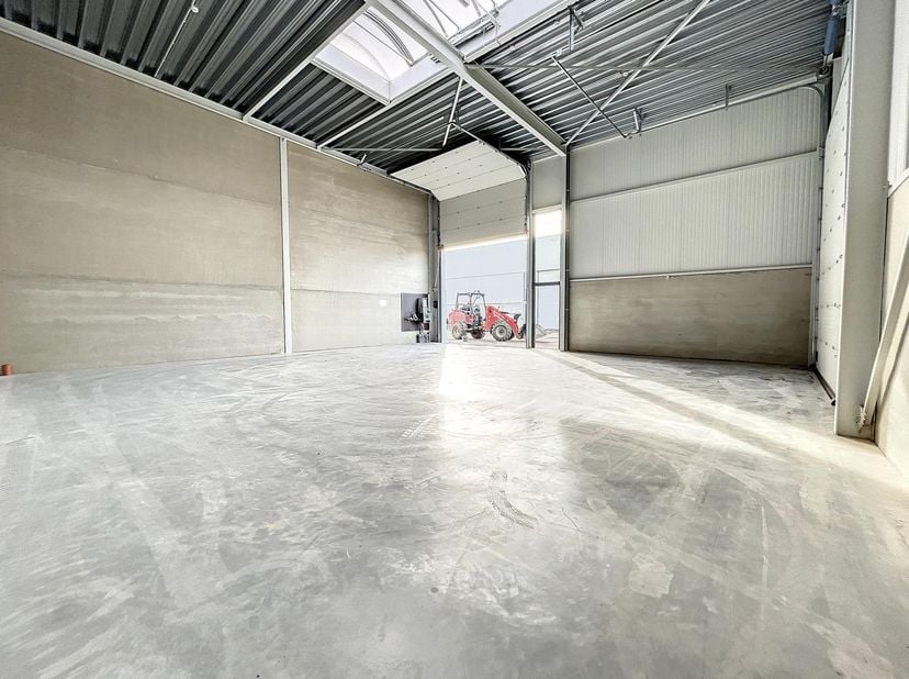 Bedrijfsunit met een oppervlakte van 144 m² gelegen in KMO-park ‘Kallisto’. Dit KMO-park is in 2022 volledig nieuw opgericht op de voormalige site van