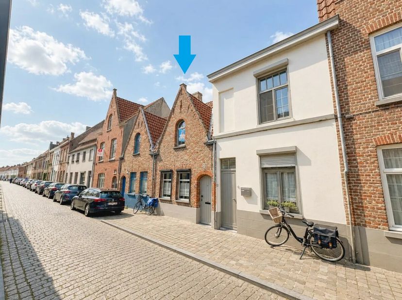 BRUGES - PROPRIÉTÉ INTÉRESSANTE : Charmante maison de ville à rénover près du centre commercial. Excellent score de mobilité : 9,2/10. Découvrez le po