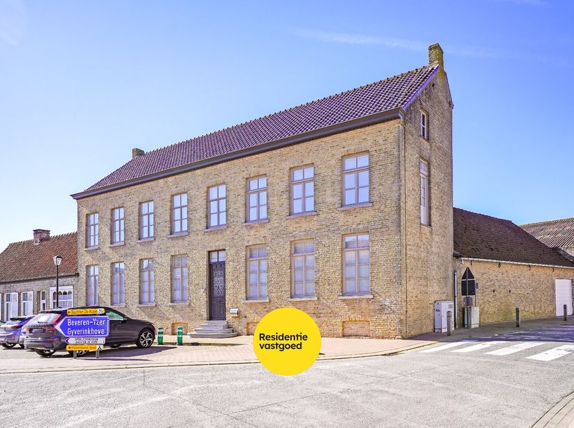Uitzonderlijk karaktervolle woning met opslagplaats van 147 m² en een bruikbare vloeroppervlakte van 443 m². Bij het betreden van de woning komt u ter