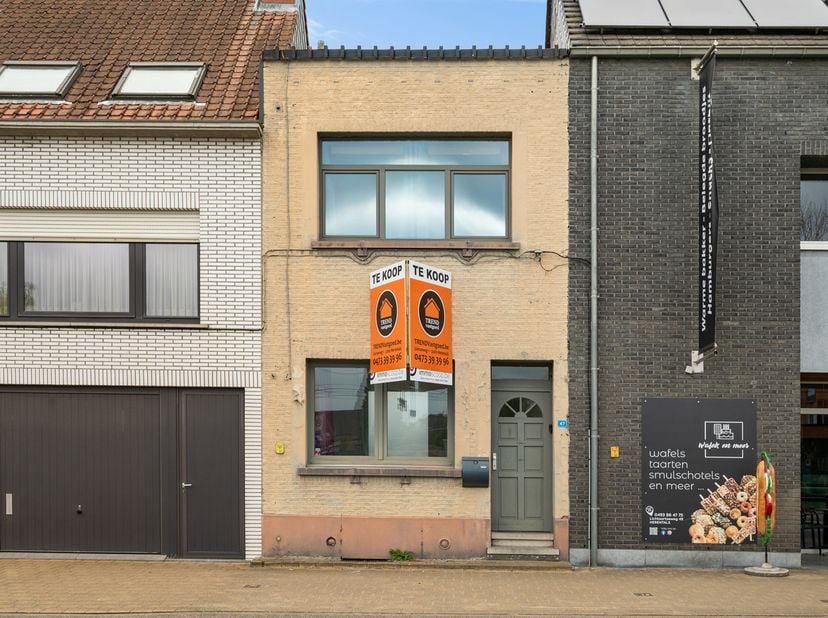 Te moderniseren woonhuis met twee slaapkamers en tuintje. <br />
Indeling en omschrijving:<br />
Via de inkomhal komt u in de woonkamer met de trap na