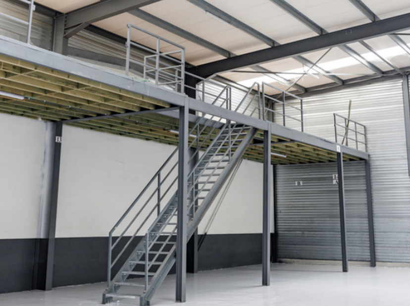 Bedrijfshal van 226m2 met mezzanine van +/- 60m2