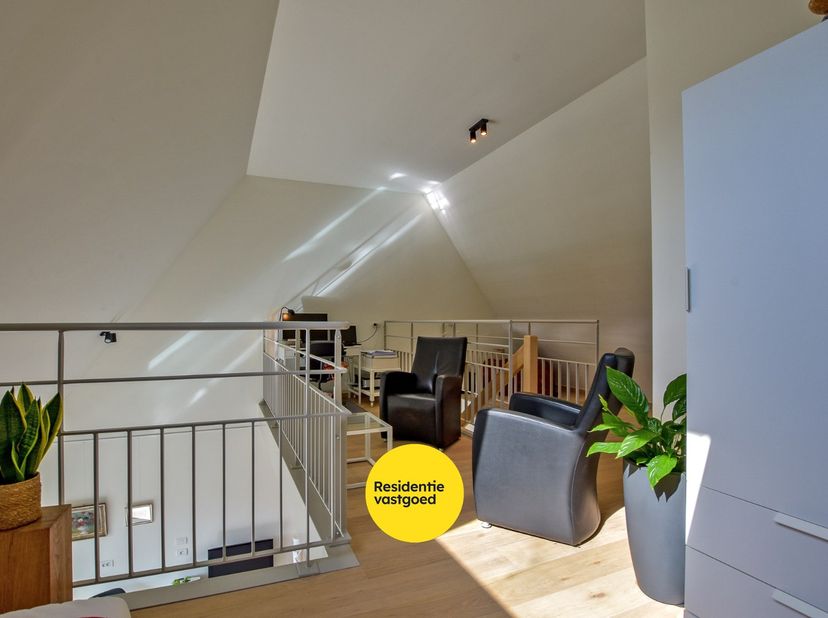 Pal in het centrum van Nieuwpoort-stad vindt u dit luxueus appartement (89m² + 5m² terras) met 2 slaapkamers. Dit prachtige complex is gelegen op de s