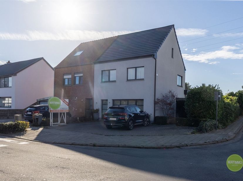 Moderne halfopen woning met 3 slaapkamers in rustig Mol<br />
<br />
Deze verzorgde halfopen woning is gelegen in een rustige wijk van Mol-Donk en b