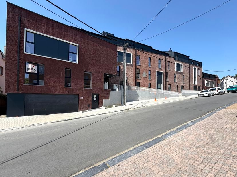 NAMUR – idéalement situé, à proximité de toutes les facilités, à 500 m de la gare, bel APPARTEMENT NEUF (2CH/1SDB) de 88,31 m² avec TERRASSE et JARDIN