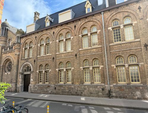                                        Gelijkvloers app. te huur in Ieper, € 700
