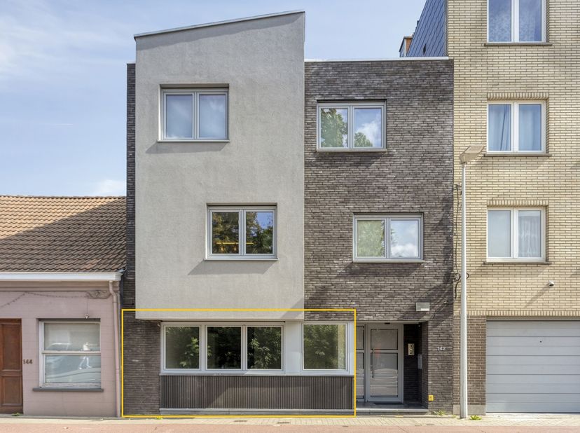 Indeling: gelijkvloerse verdieping: inkomhal/nachthal, toilet, ruime lichtrijke leefruimte met totaal ingerichte open keuken, badkamer met dubbele lav