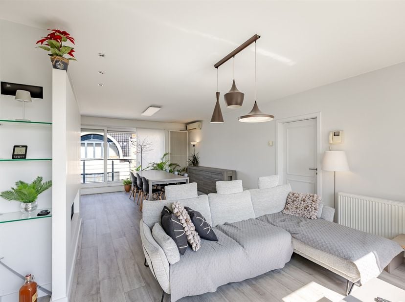 In de Mercatorstraat in Sint-Niklaas bevindt zich dit ruime duplexappartement met een bewoonbare oppervlakte van 170 m² en een zonnig terras van 27 m²
