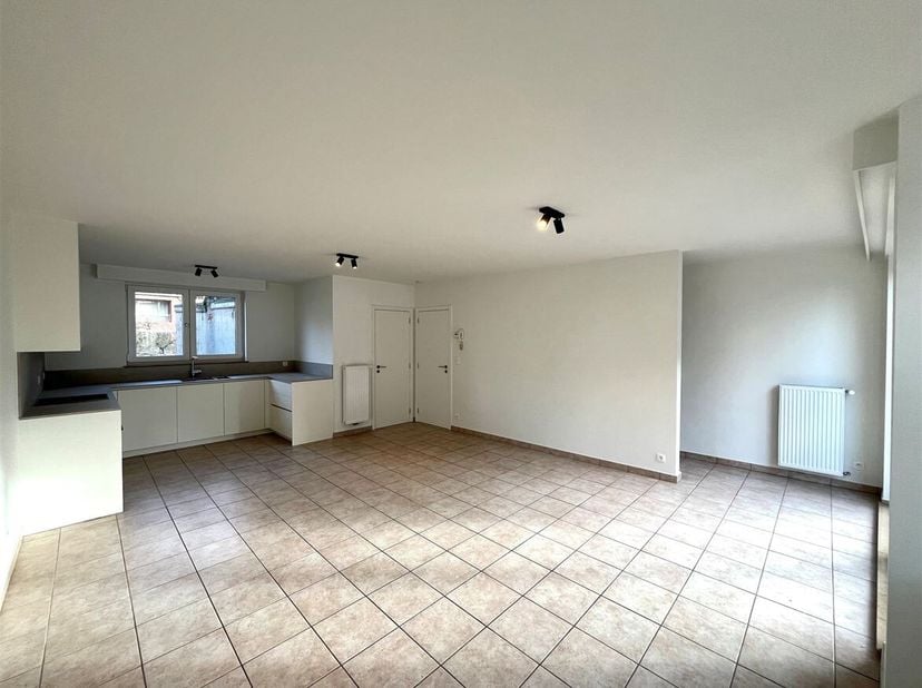 Duplex 3-slaapkamer appartement in hartje Ekeren <br />
Ligging: <br />
Het appartement is gelegen in het centrum van Ekeren, op wandelafstand van ver