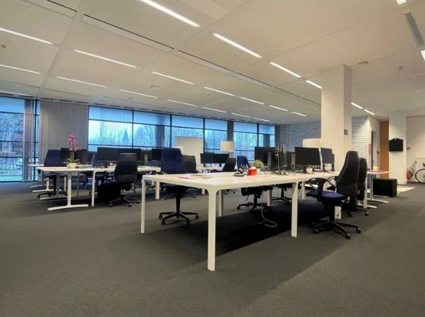 Moderne kantoren te huur in "De Mot" in Mechelen EN  vlot bereikbaar via de E19.<br />
- ontvangstruimte<br />
- vergaderzalen<br />
- restaurant<br /