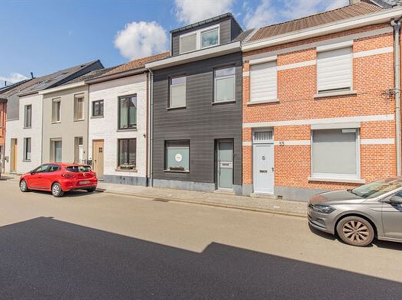 INSTAPKLARE, SFEERVOLLE WONING IN CENTRUM PUURS MET LEUKE LIVING, 2 SLAAPKAMERS EN AANGENAAM TERRAS.<br />
 Deze vakkundig gerenoveerde woning is gele