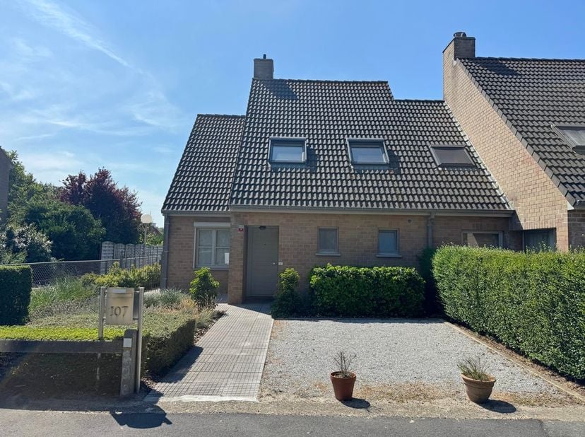 Op zoek naar een instapklare gezinswoning op een rustige locatie, op wandelafstand van de kust?<br />
Dan is deze verzorgde halfopen bebouwing precies