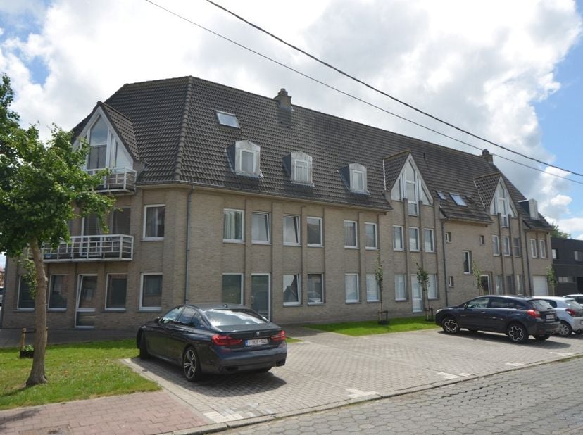 Gelijkvloers appartement met tuin en garage, gelegen rand centrum Maldegem.<br />
<br />
Indeling:<br />
<br />
- inkomhal met vestiaire<br />
- apart