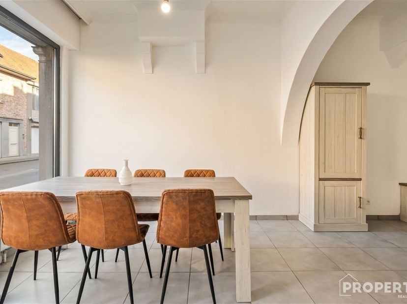 Instapklare woning met tuin in het hart van Moorslede!<br />
Deze charmante woning is gelegen op een centrale locatie in Moorslede en is volledig ins
