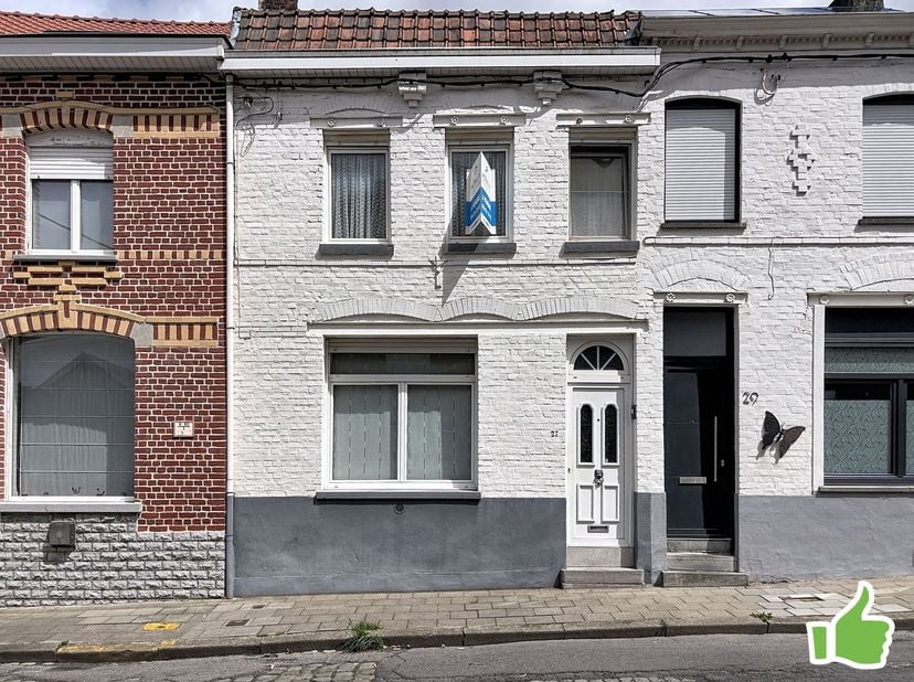 Maison à rénover dans un secteur au top, au coeur de Luingne <br />
Elle possède un hall d'entrée donnant sur une pièce de vie lumineuse, une extensio