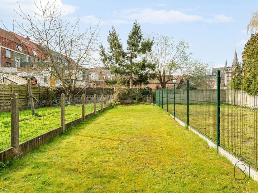 Ontdek deze instapklare woning met 3 slpk en tuin, gelegen nabij het centrum van Ronse en de Stadstuin.<br />
De indeling is als volgt:<br />
Gelijkvl