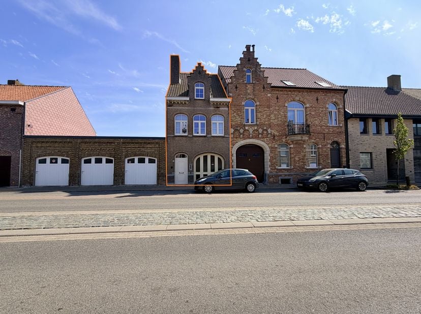 Op wandelafstand van de markt van Lo-Reninge kan u dit duplex-appartement met 2 slaapkamers terugvinden.&amp;nbsp;<br />
Het appartement bevindt zich op w