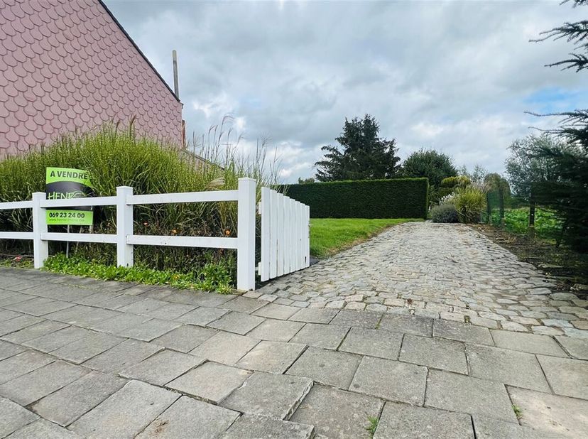 Terrain à bâtir de 565m² idéalement situé à proximité de la ville.<br />
Largeur terrain: 10    - Longueur terrain: 56,5 M. <br />
Pour plus d'informa