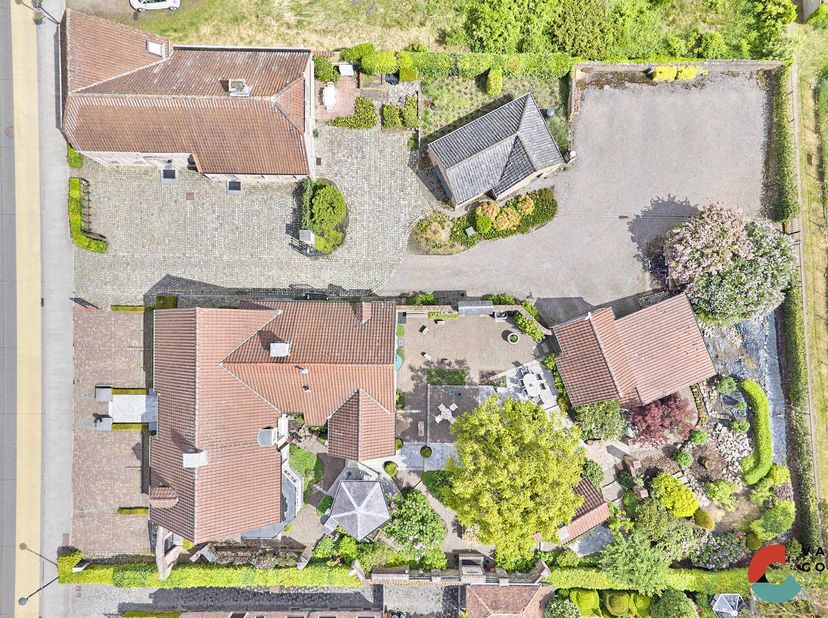 In het centrum van Eksel vinden we deze unieke combinatie van een kwalitatieve woning op 14a57 en een dokterspraktijk op een perceel van 6a49. Beide p